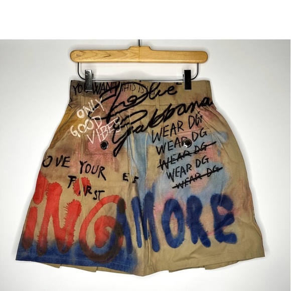 AUTHENTIC Dolce & Gabbana Graffiti Print
Miniskirt Size 38 - Picture 7 of 9